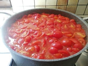 Tomatenpuree tijdens het koken