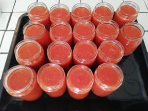 Frascos cheios de purê de tomate