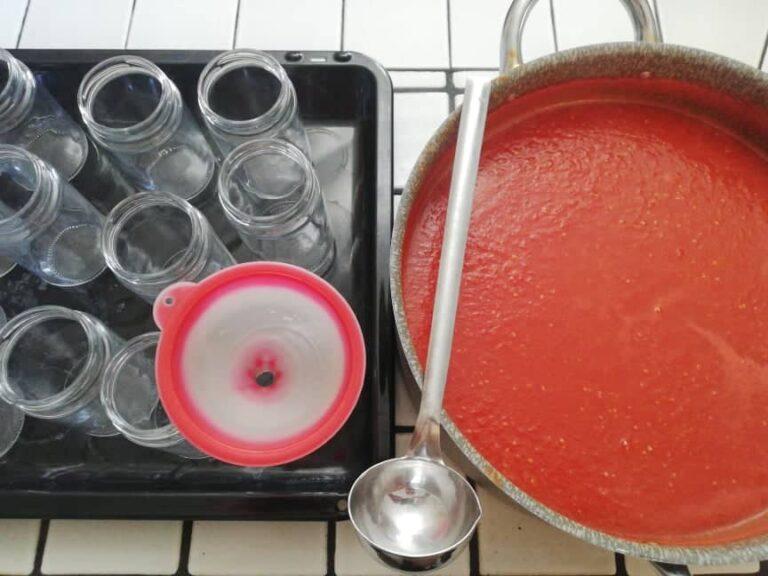 Wie man Tomatenpüree zu Hause macht