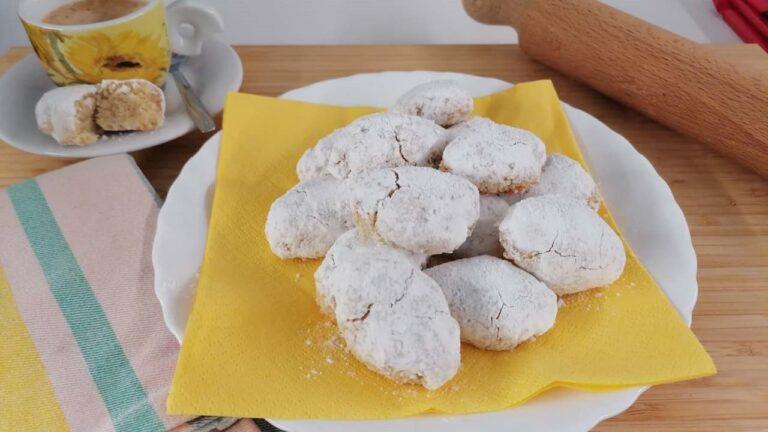 Ricciarelli, recipe for soft Siena biscuits with almonds