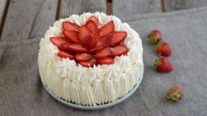 Cream and strawberry cake, easy classic recipe for all occasions