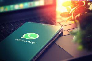 WhatsApp, tired of listening to voice messages?  Simple, read them!  The trick