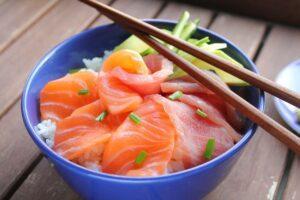 Chirashi ao estilo japonês, arroz e peixe fresco