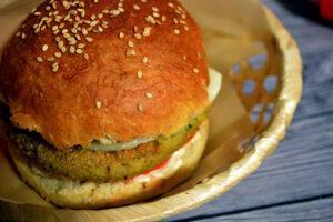 Hambúrguer de grão de bico, um sanduíche alternativo