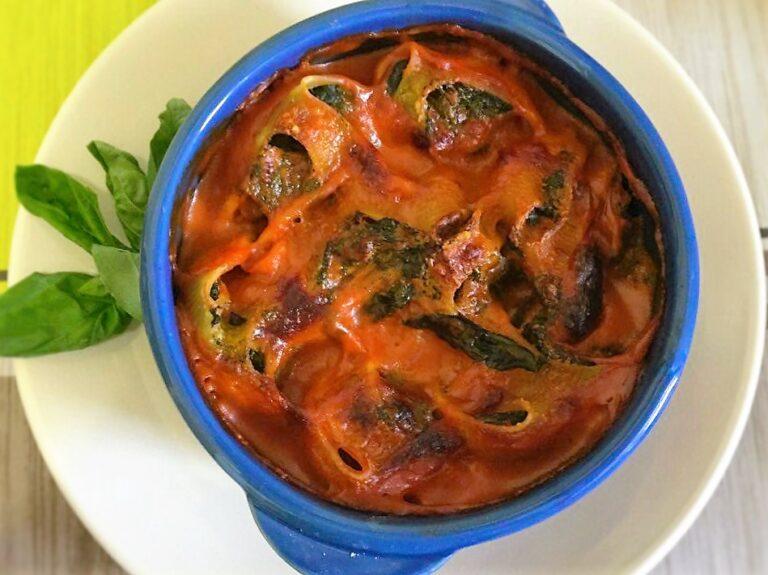 Baked stuffed shells or lumaconi: ricotta and spinach