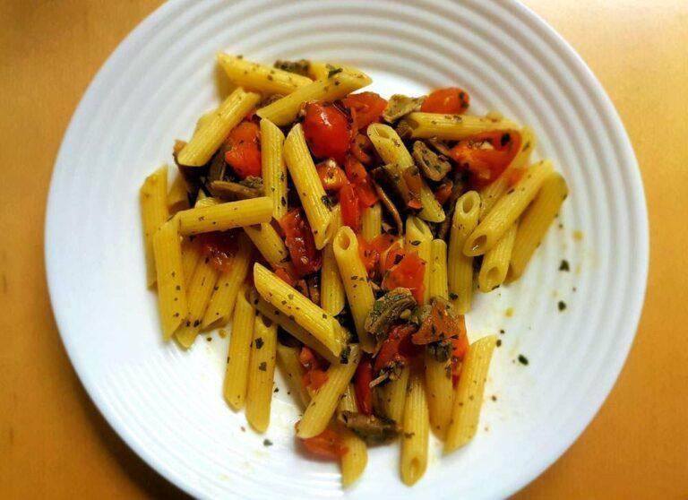 意大利面配蘑菇和樱桃番茄，一道秋季菜