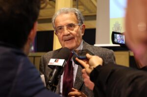 Perante crimes de guerra, é necessária uma resposta forte e unida da UE, diz Prodi