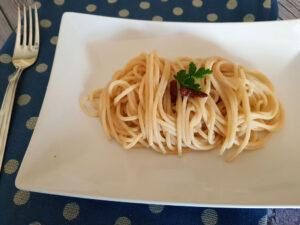 Spaghetti mit Knoblauch, Öl und Chili: ein unfehlbarer erster Gang