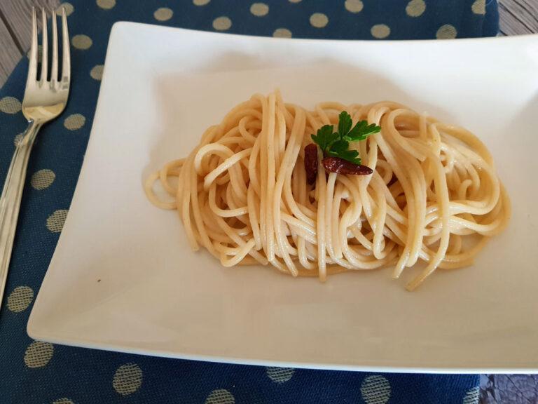Spaghetti z czosnkiem, oliwą i chilli: niezawodne pierwsze danie