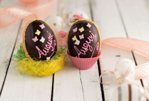 Uovo di Pasqua al cioccolato fondente fatto in casa