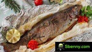 سمك السلمون المرقط المخبوز في ورق القصدير ، وصفة سريعة وسهلة لدورة ثانية من السمك الخفيف