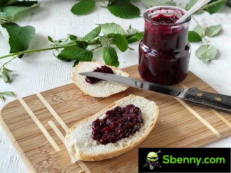 Blackberry jam, recipe for gourmands with only three ingredients