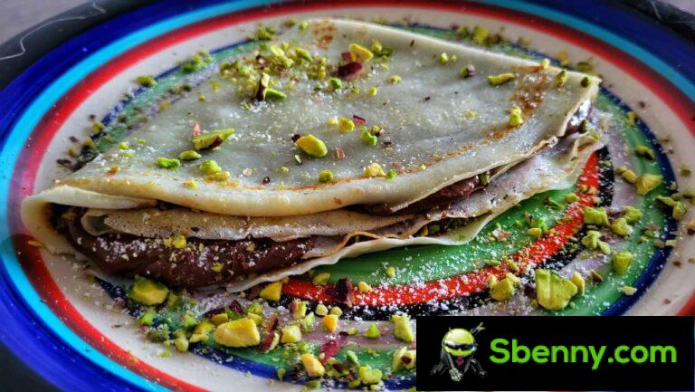 Crepes with Nutella and chopped pistachios for a delicious snack