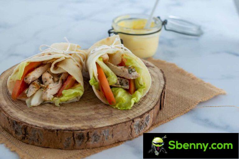 Chicken wrap, lettuce and tomatoes, quick and tasty