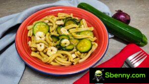 Pasta with courgettes and prawns, the first light and delicious