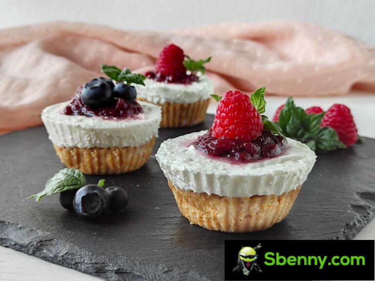 Mini cheesecakes with berries