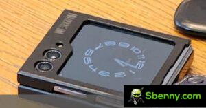 Samsung Galaxy Z Flip5 ikisser il-qoxra fi sparatura spy