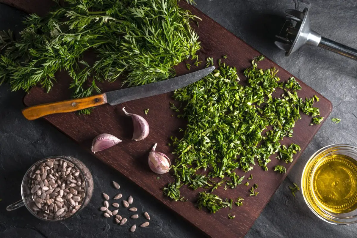 Folhas de cenoura: quais são as propriedades alimentícias e como utilizá-las na cozinha