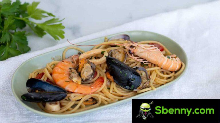 Spaghetti with seafood, the recipe for the refined first course