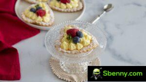 Puff pastry tarts bil-krema tal-lumi u berries, id-deżerta faċli għal Jum San Valentinu