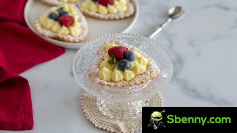 Puff pastry tarts with lemon cream and berries, the easy dessert for Valentine’s Day