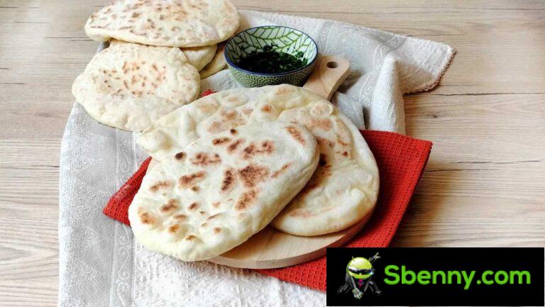 Pan-cooked naan bread, the simple Indian bread recipe