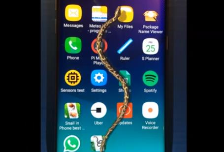 Gameplay screenshot from snake on screen hissing joke for Android